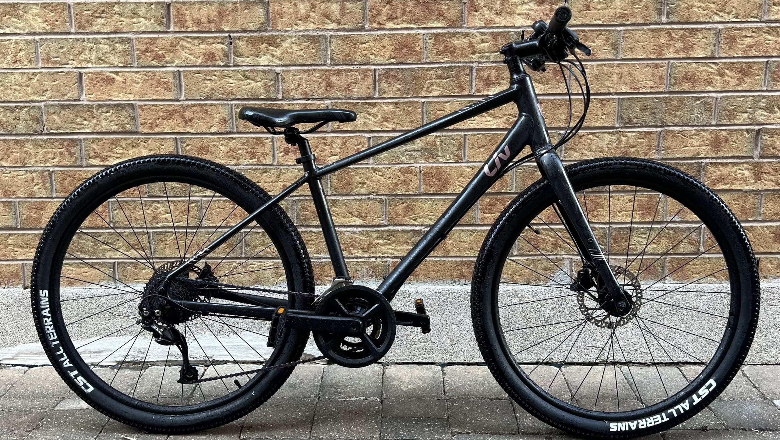 Black hybrid commuter bike